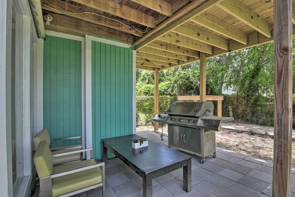 Home w/ Patio & Grill: 2 Mi to Galveston Seawall! view 2