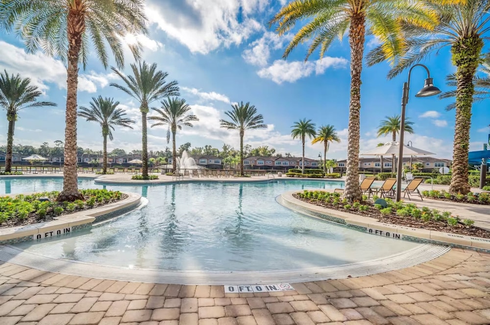 Park Hopper Paradise At Regal Oaks