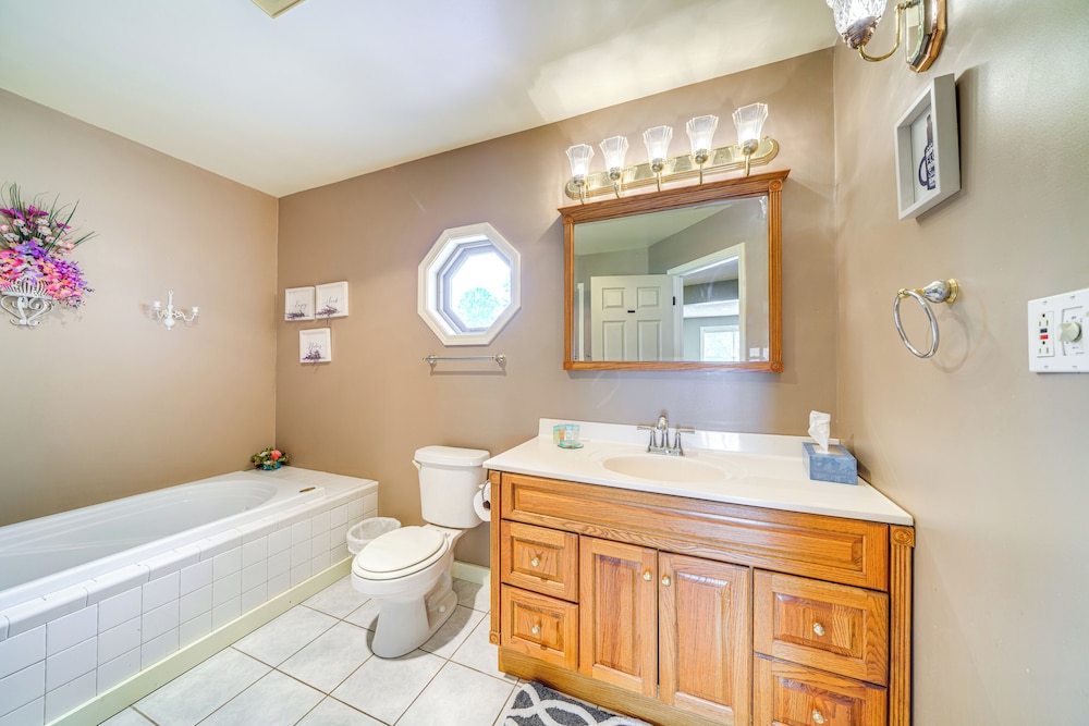 14 Mi to Dtwn Louisville: Holiday Vacation Home!