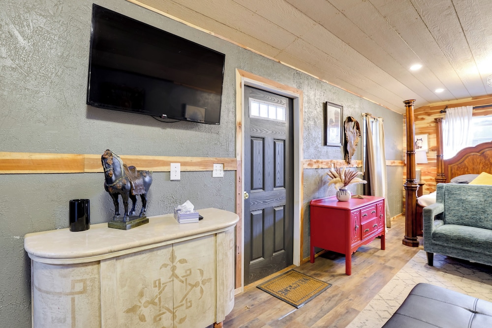 Walk to Grand Lake: Pet-friendly Grove Getaway!