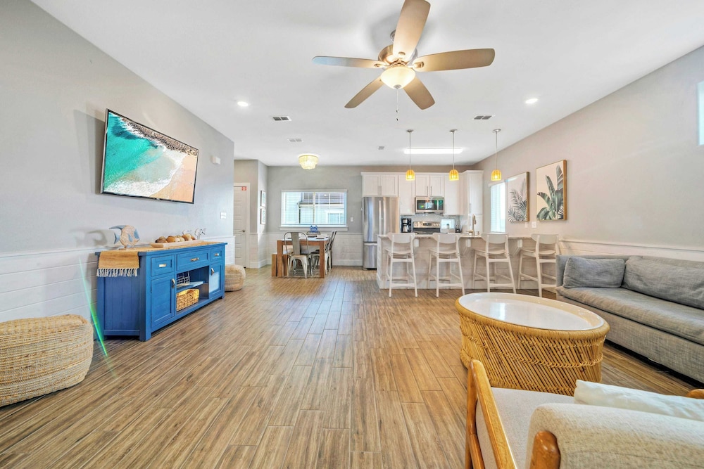 Saltwater Pool, Rooftop Deck w/ View, Near Beach The Blue Crab by Avantstay