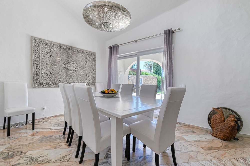 Golfinhos Magnificent Spacious 5 Bedroom Villa