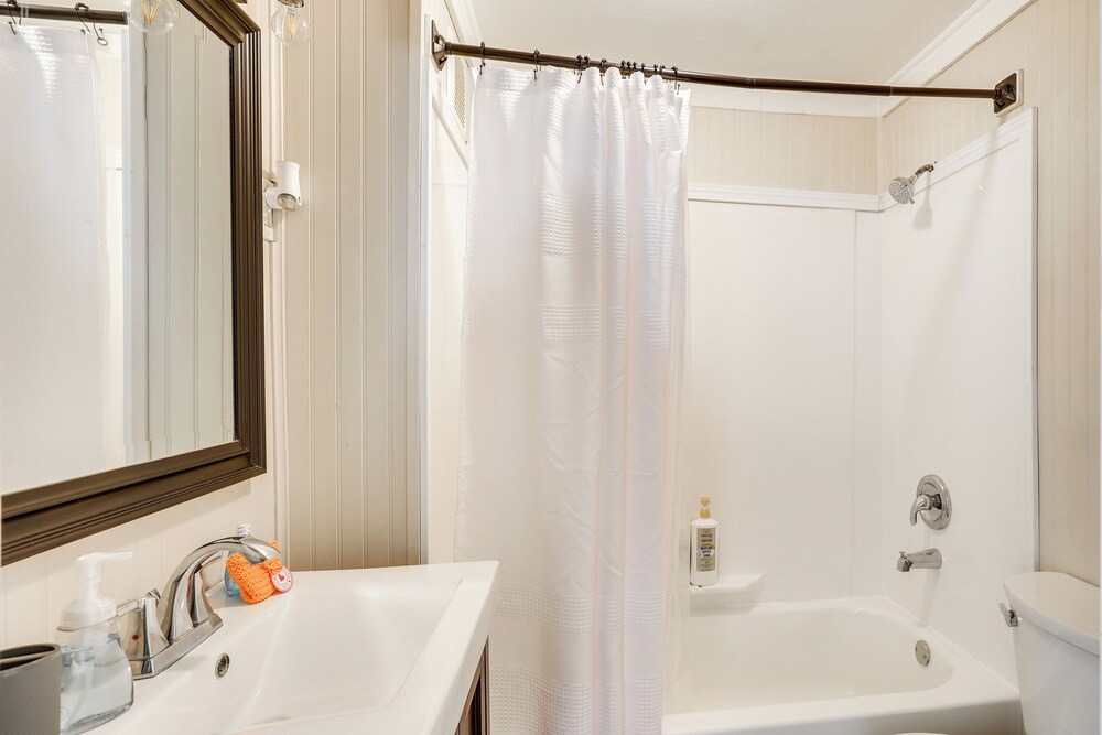 Quiet Home Base in the Heart of Boardman!