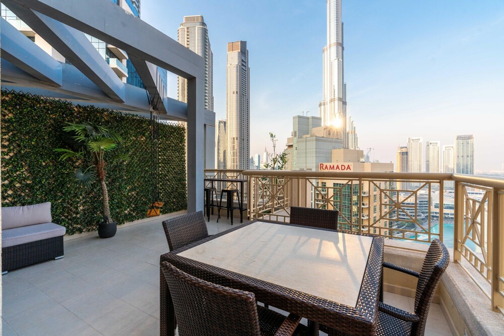 Luxury 2BR Downtown Apt With Burj Khalifa View
