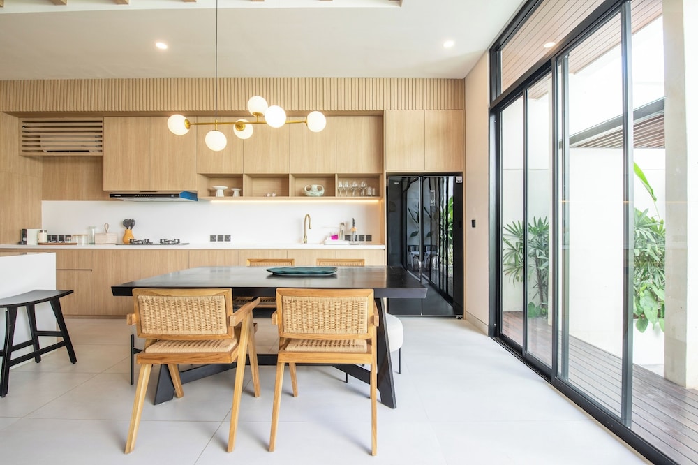 Elegant 3BR Escape Canggu AC 5min Shore
