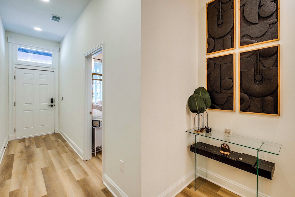1 Mi to Dtwn: Hot Tub Haven in Richmond!