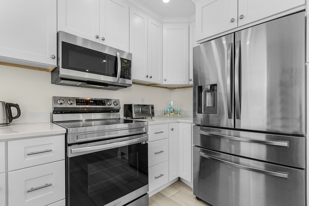 920 Bay Breeze Bungalow: Stunning Bay View Home W/ Heated Pool! 2 Bedroom Home