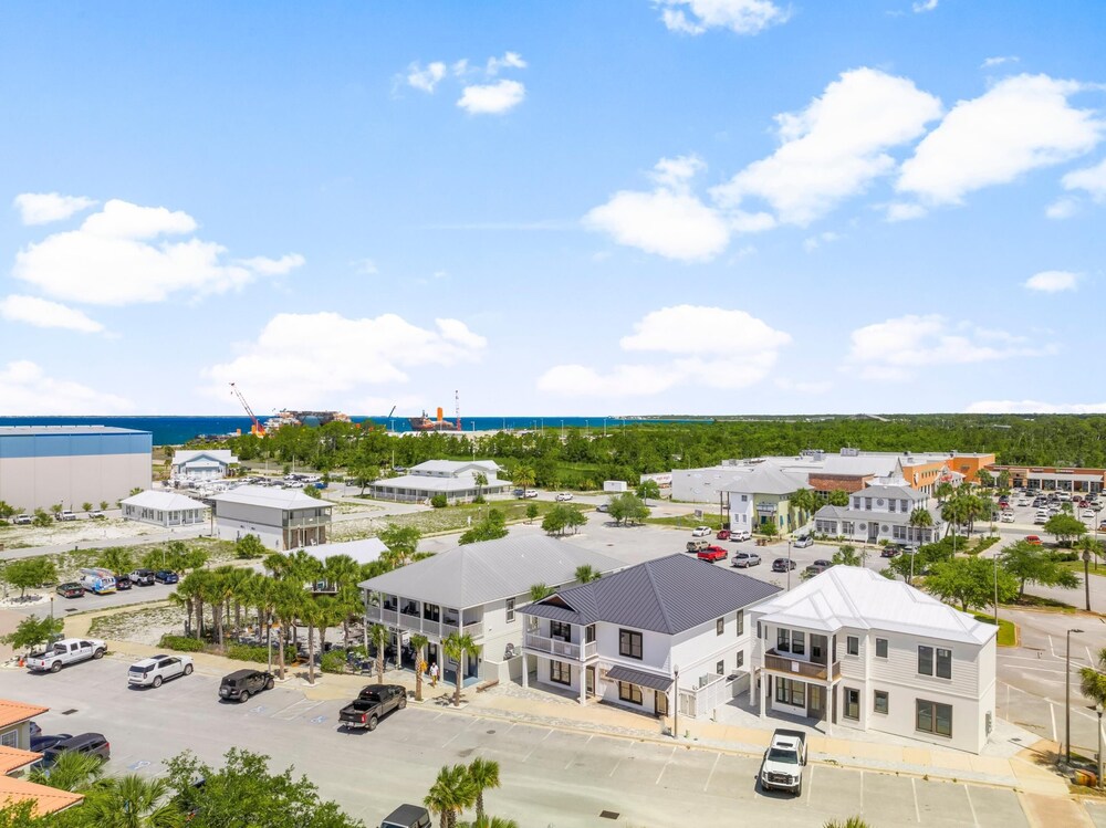 Pet Friendly Beach House - Marina View