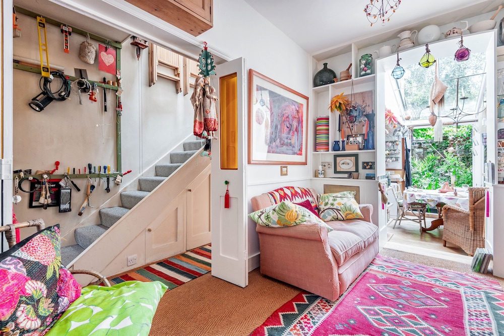 Enchanting Hammersmith Home Close to Shepherds Bush by Underthedoormat