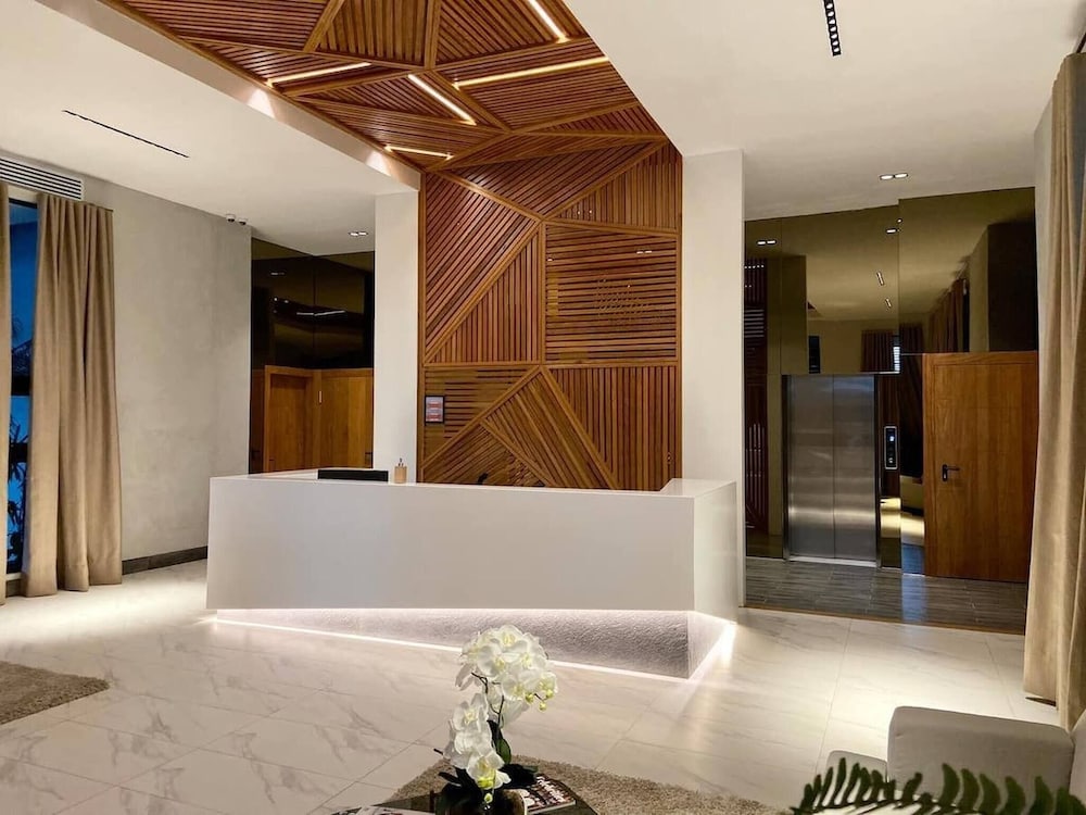 Luxury Condo 1 Br Pool Excellent Location