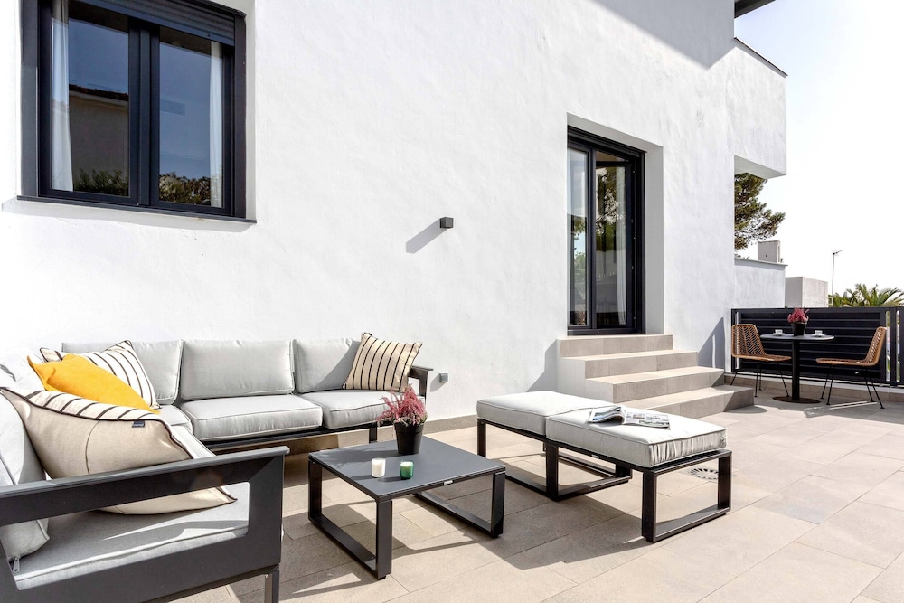 Beautiful 1 bd With 2 Private Terraces Pool and Parking Arruzafa III
