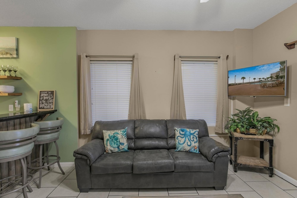 Walk out to Beach Ground Floor Unit With Pool view 5