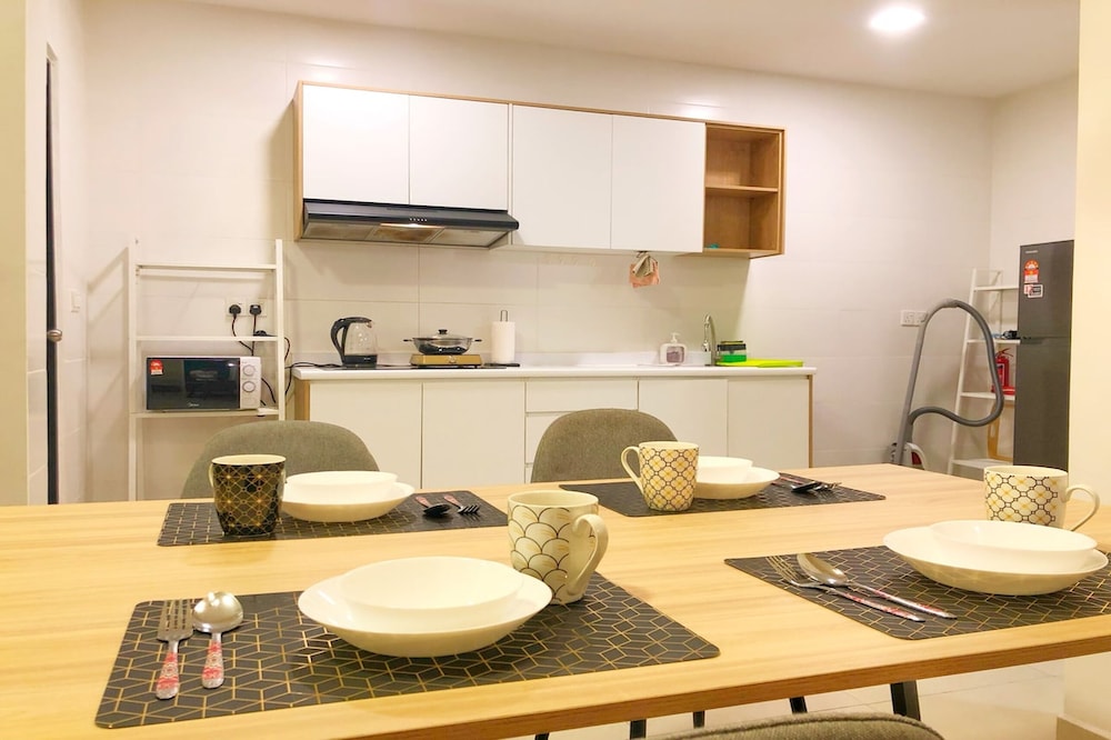 The Reizz Residence by Emily in Town