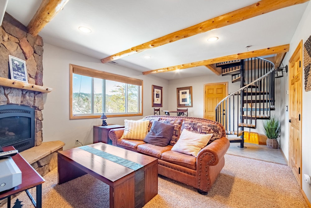 Endless View Lodge by Avantstay Incredible Views Close To Bear Mountain Ski Resort w Hot Tub