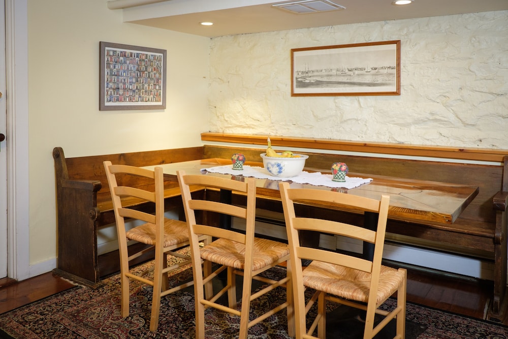 Yankee Peddler Inn