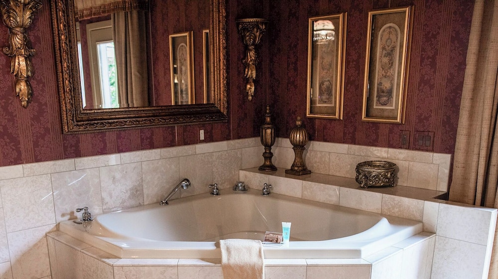 Twin Pine Manor Bed & Breakfast