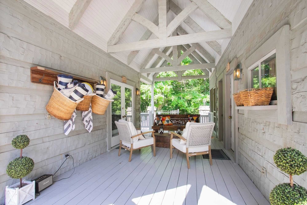 35 Acre Villa w/ Pool, Spa, Wine Cellar & Gym + Near Golf Club La Pearla Ranch by Avantstay