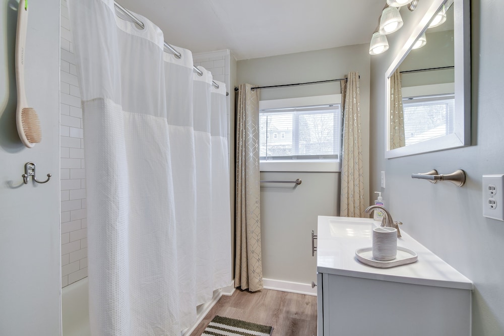 2 Mi to Dtwn: Syracuse Gem w/ Screened Porch