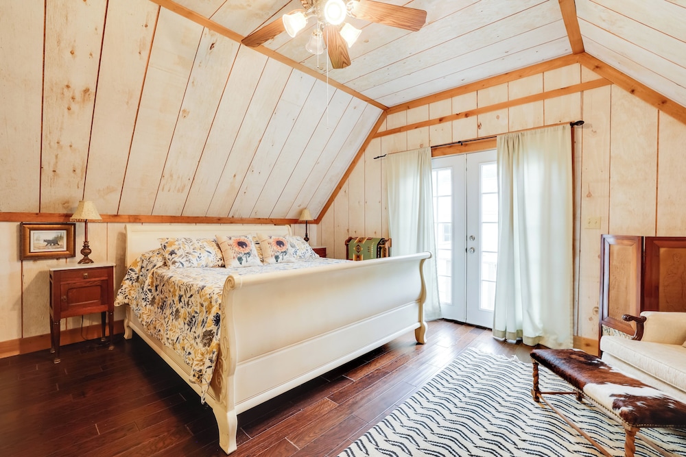 Chic 'tree House' Studio ~ 24 Mi to Bandera!