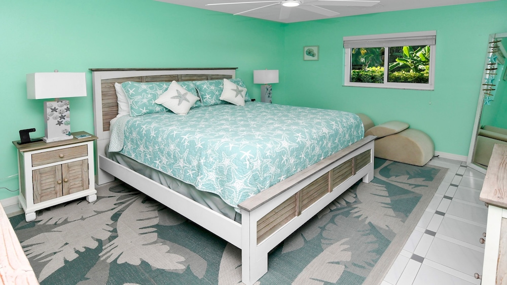 Love Bird Canalfront Villa Lounge Terrace Heated Pool pet Friendly