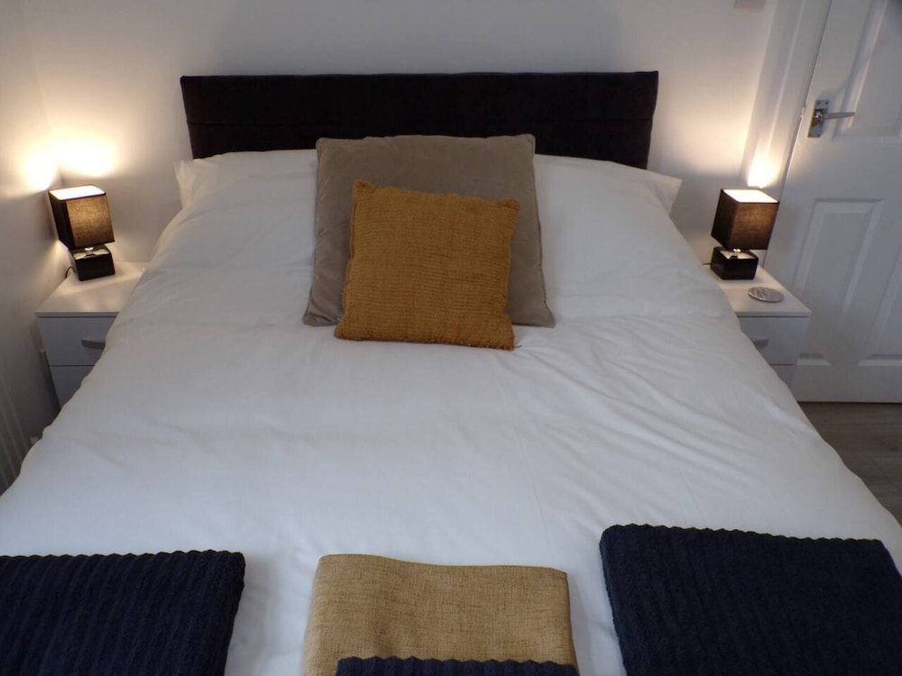 Inviting 3-bed Apartment in Southend-on-sea view 3