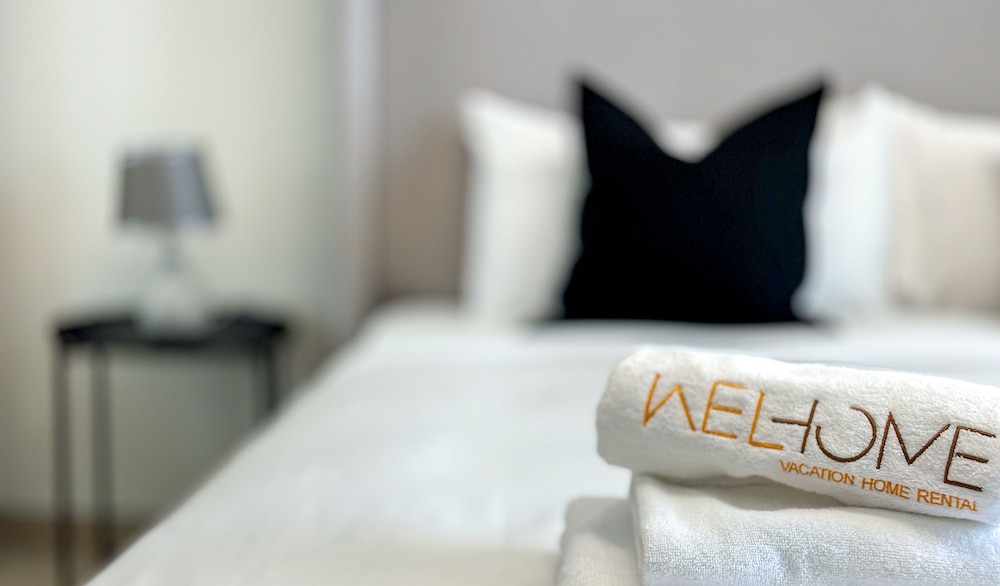 WelHome - Dubai Delight: Luxe Living 1BR at Binghatti Luna