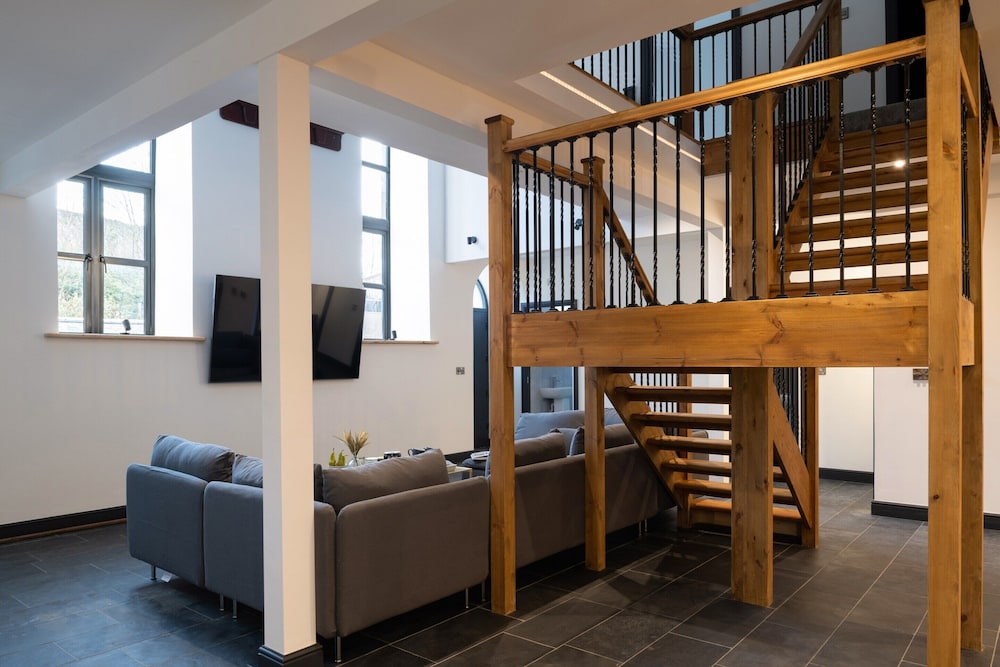 Beautiful 5 Bedroom Apartment in Capel Salem
