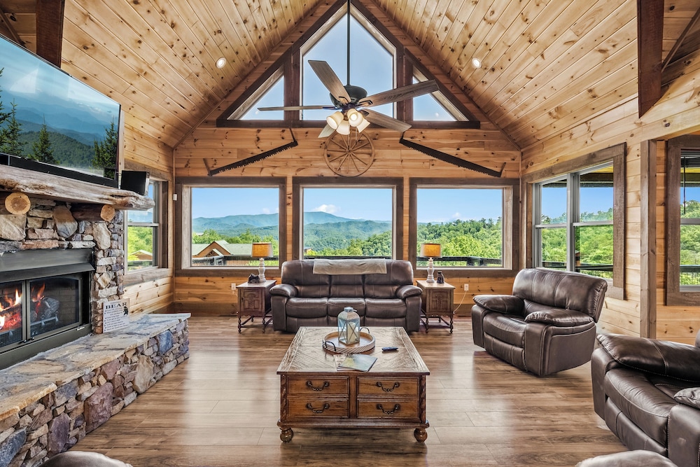 Amazing View Cabin w Gameroom Hot Tub Fire Pit