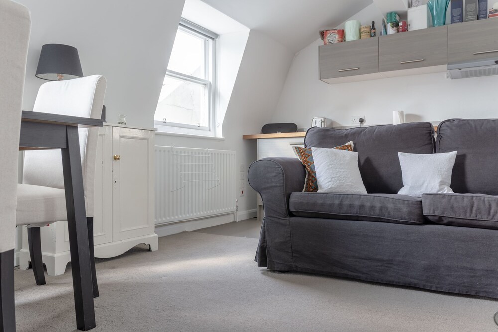 Bright & Airy 1 Bedroom Apartment in Central London