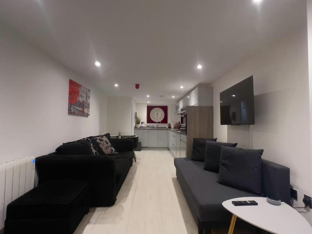Spacious1br-6guests-walktoshops-fastwifi