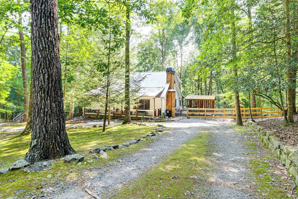 Cozy Ellijay Cabin: Hot Tub, Yard, & Resort Access