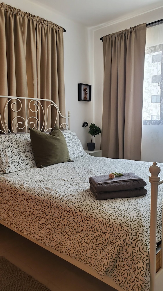 2 Bedrooms, 2 Bathrooms, AC, Wifi, Pool, Gym, No Blackouts, Santiago