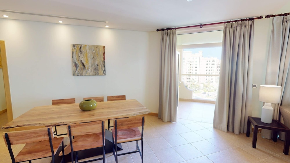 Al Dabas Beach Views 3BD Sleeps 6 Beachfront Beach Pool Access
