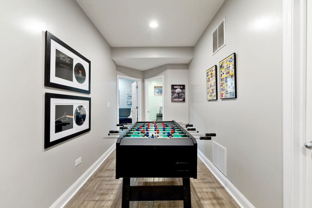 Spacious Luxury Retreat 8 Bed Oasis With 6 Baths