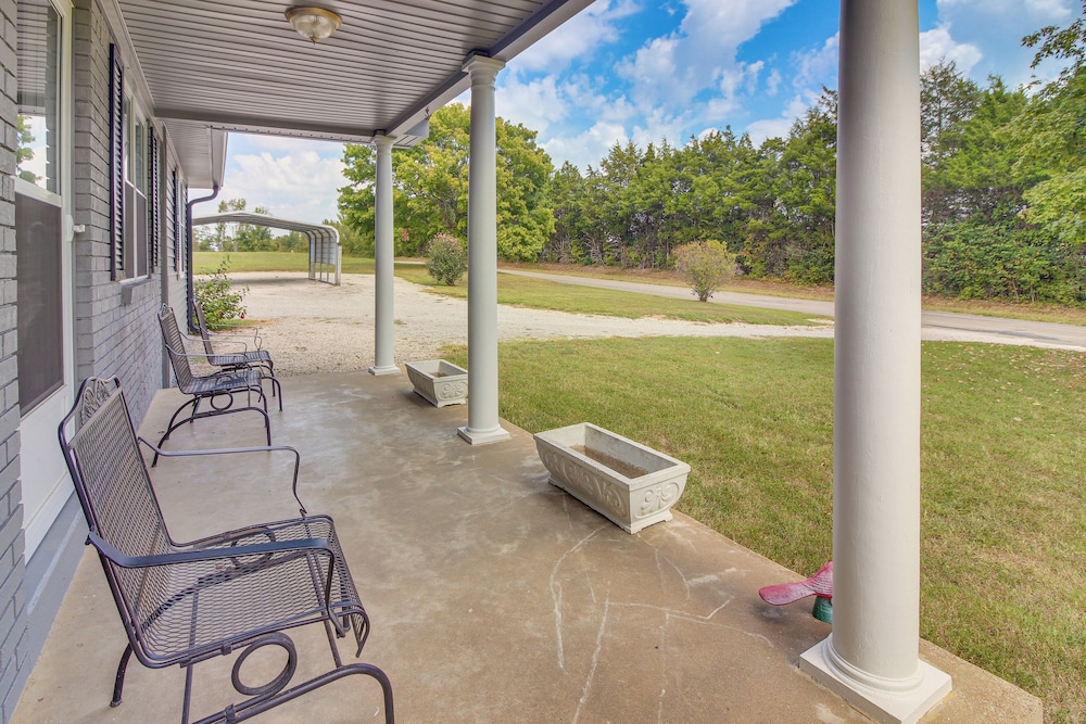 7 Mi to Barren River Lake: Quiet Getaway w/ Yard!