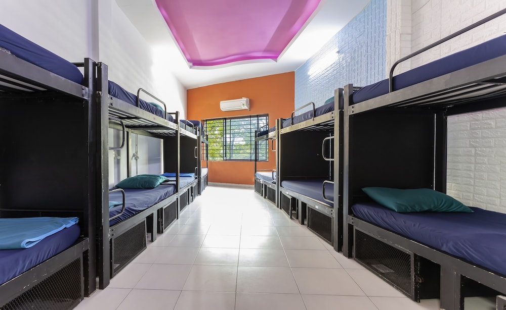 Hangout Hostel HCM