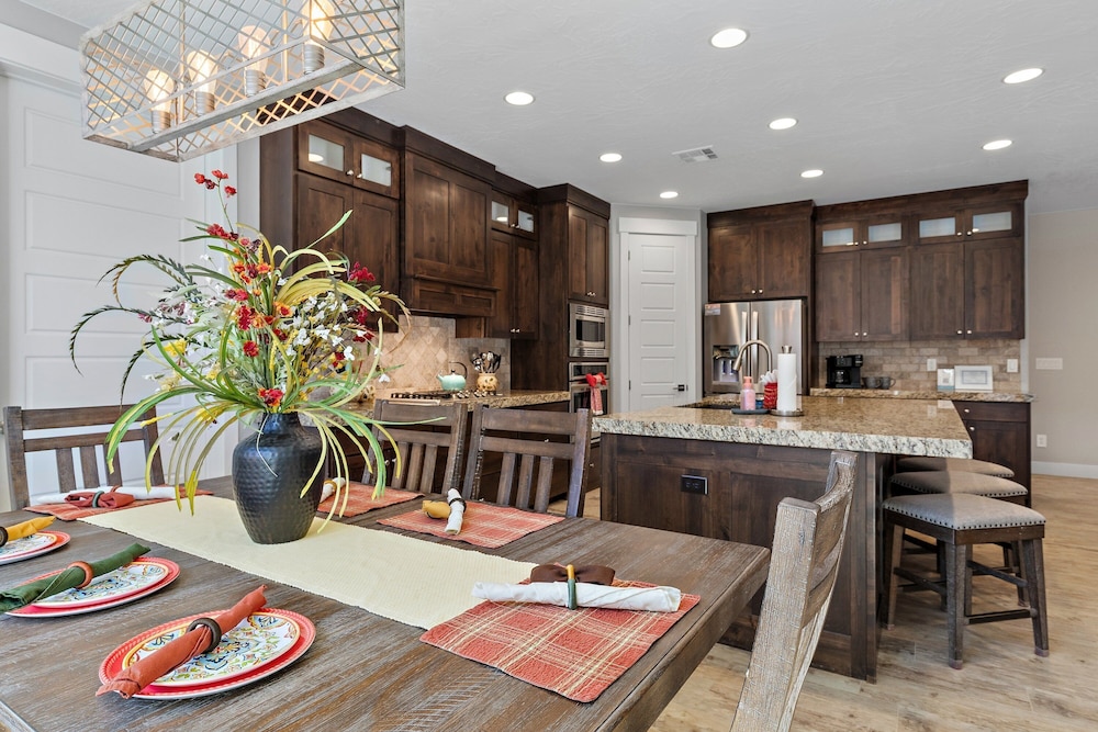 Hurricane Falls Pool, Hot Tub Plus Dog Friendly! 4 Bedroom Home
