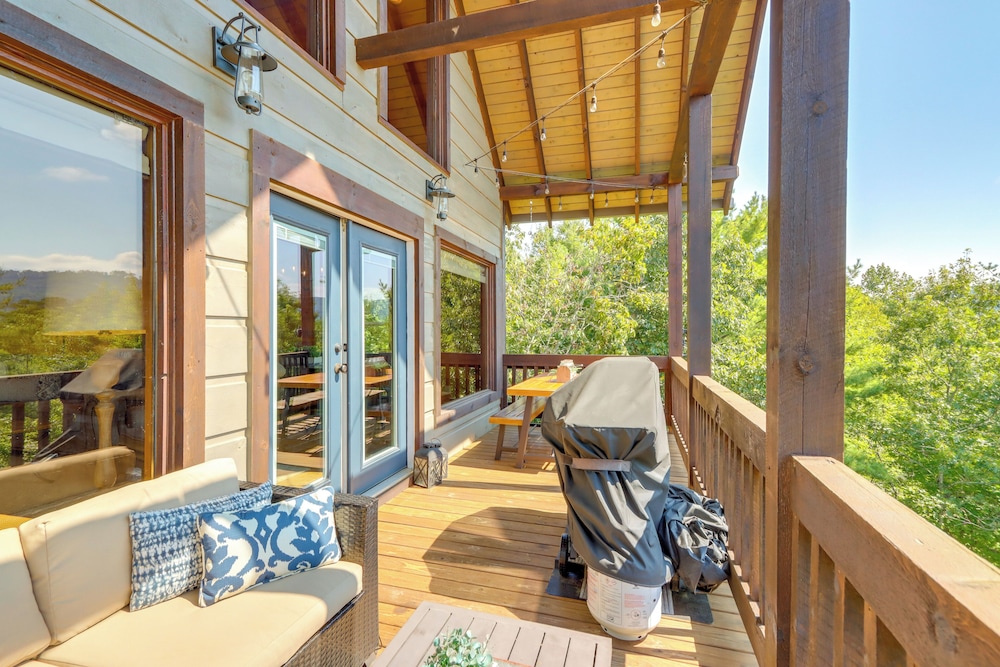 Family Oasis w/ Game Room & 2 Decks in Blue Ridge!