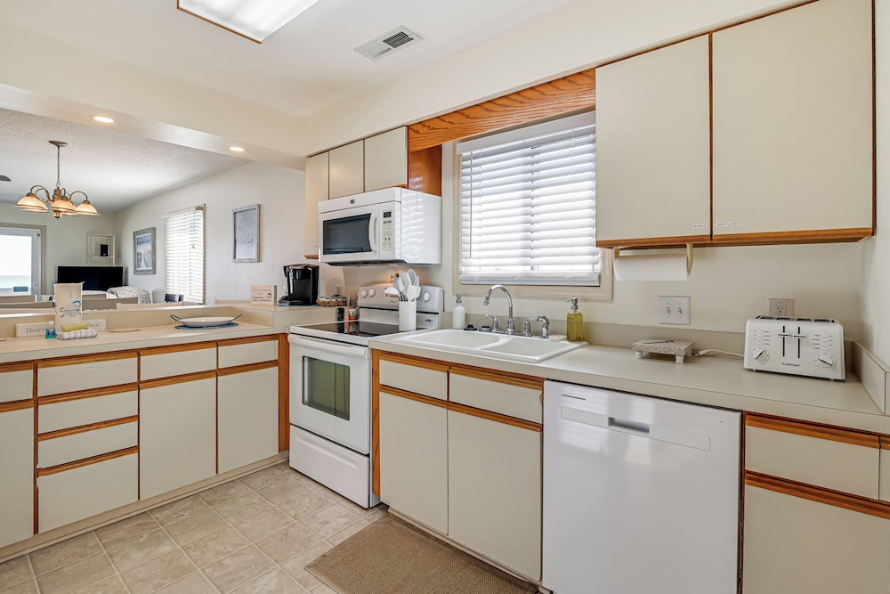 Oceanfront Condo w/ Pool Access in Surfside Beach!