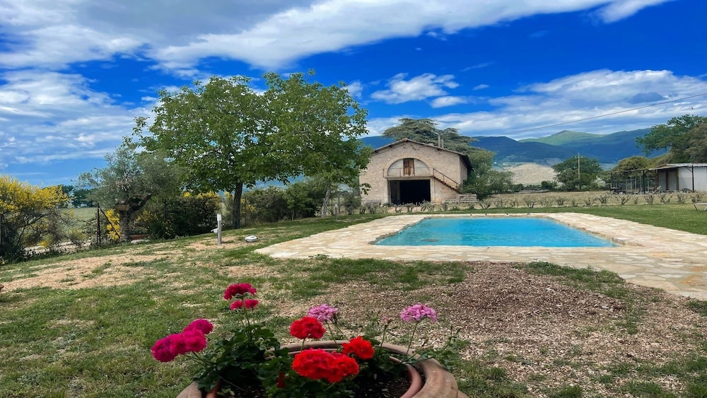 Open Pool Villa in Italy - Spoleto Umbria - Property Image 54