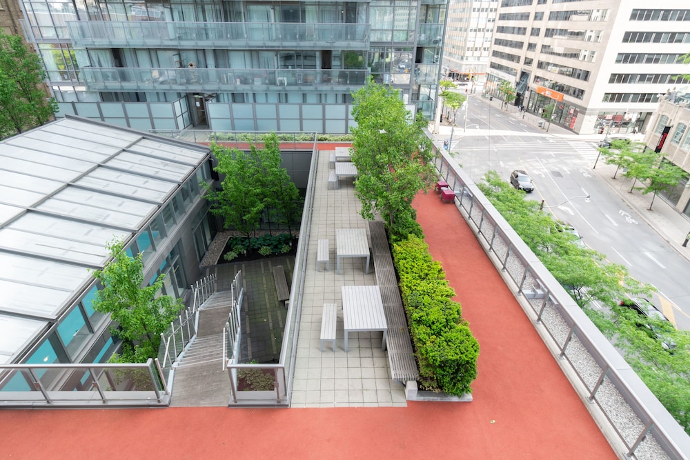 Modern Condo in Financial District - Image 1