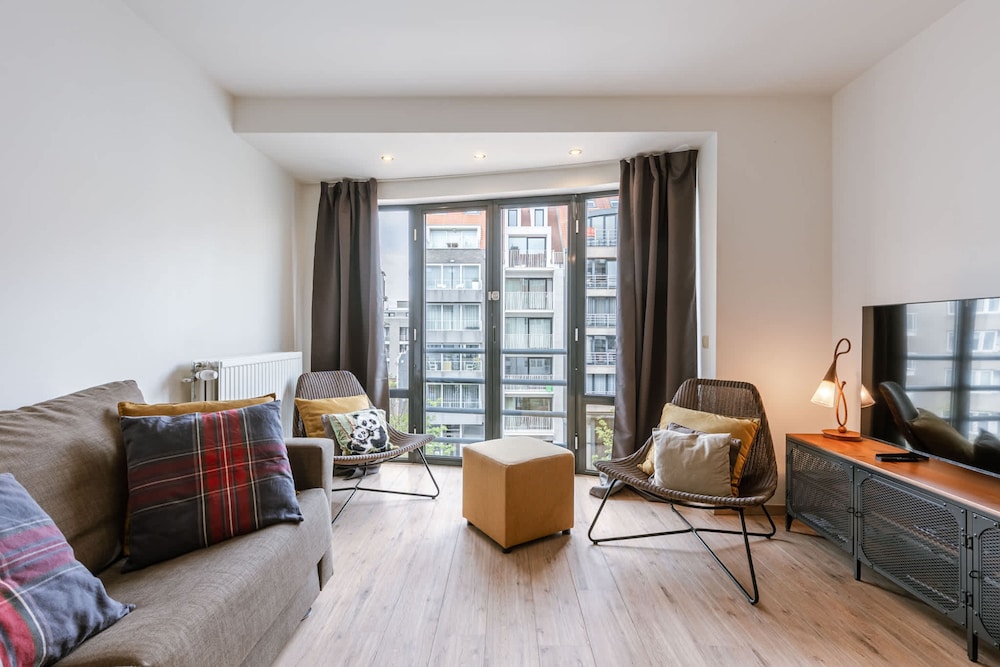 Huswell - Bright Stylish Apartment With Balcony