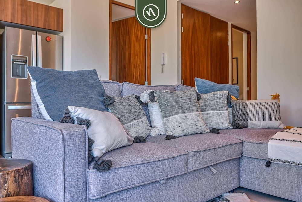 2BR Condo With Rooftop Pool - 2 Min Walk to Beach