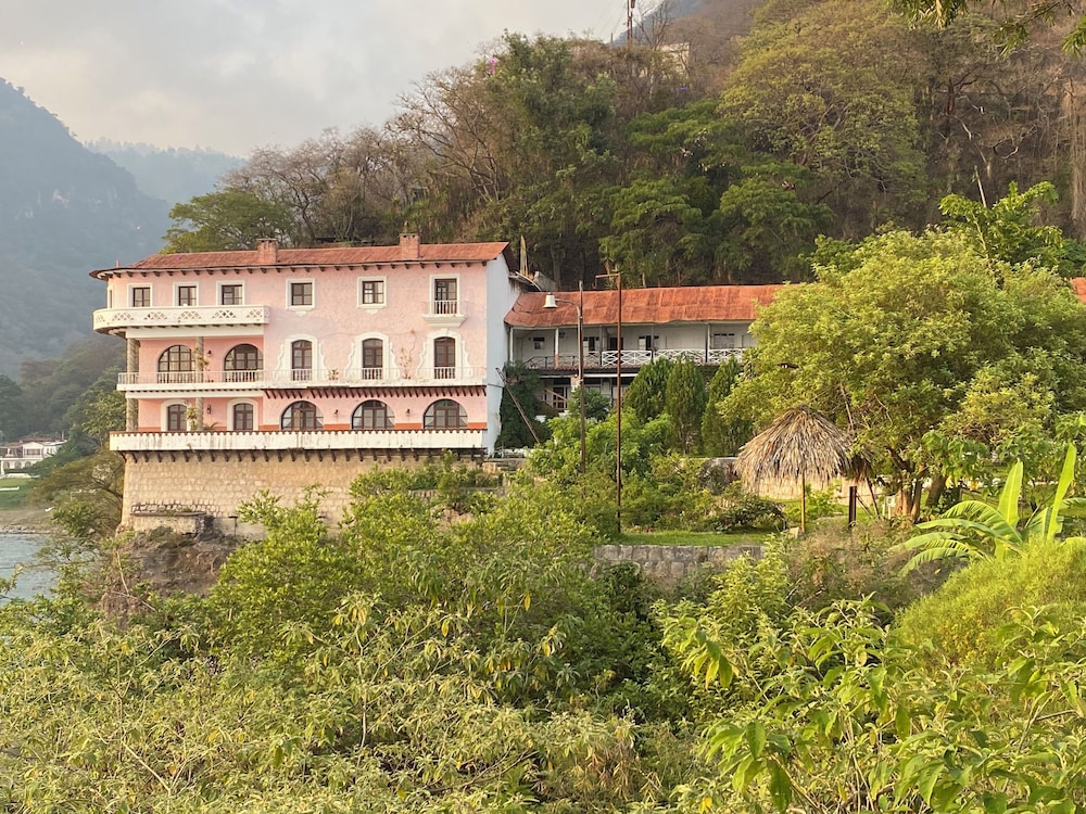 The Lakefront Panajachel by Tzanjuyu view 3