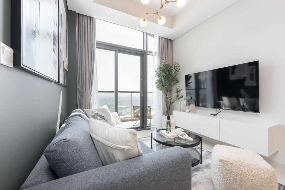 Modern Luxe 2BR in Business Bay