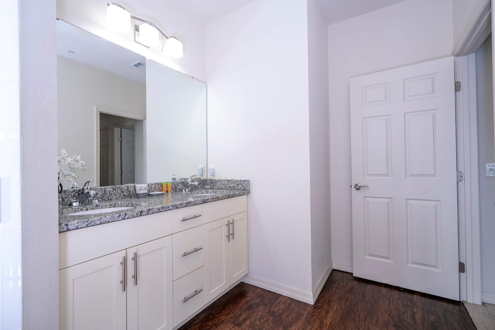 Spacious 4Bd Disney Dream With Resort Access at Lucaya 3210