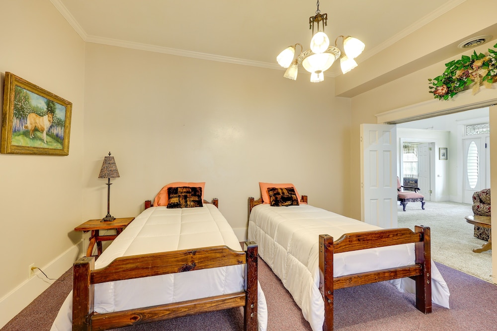 Paris Vacations - Paris Vacation Rental  15 Mi to Mount Magazine! - Property Image 1