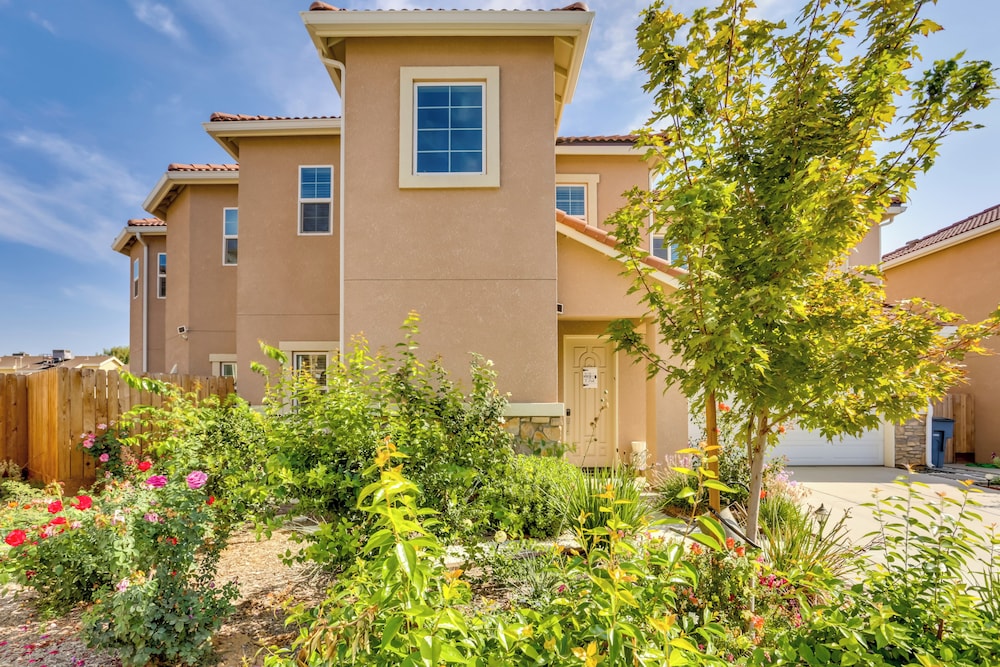 Fresno Home w/ Grill - 9 Mi to Downtown