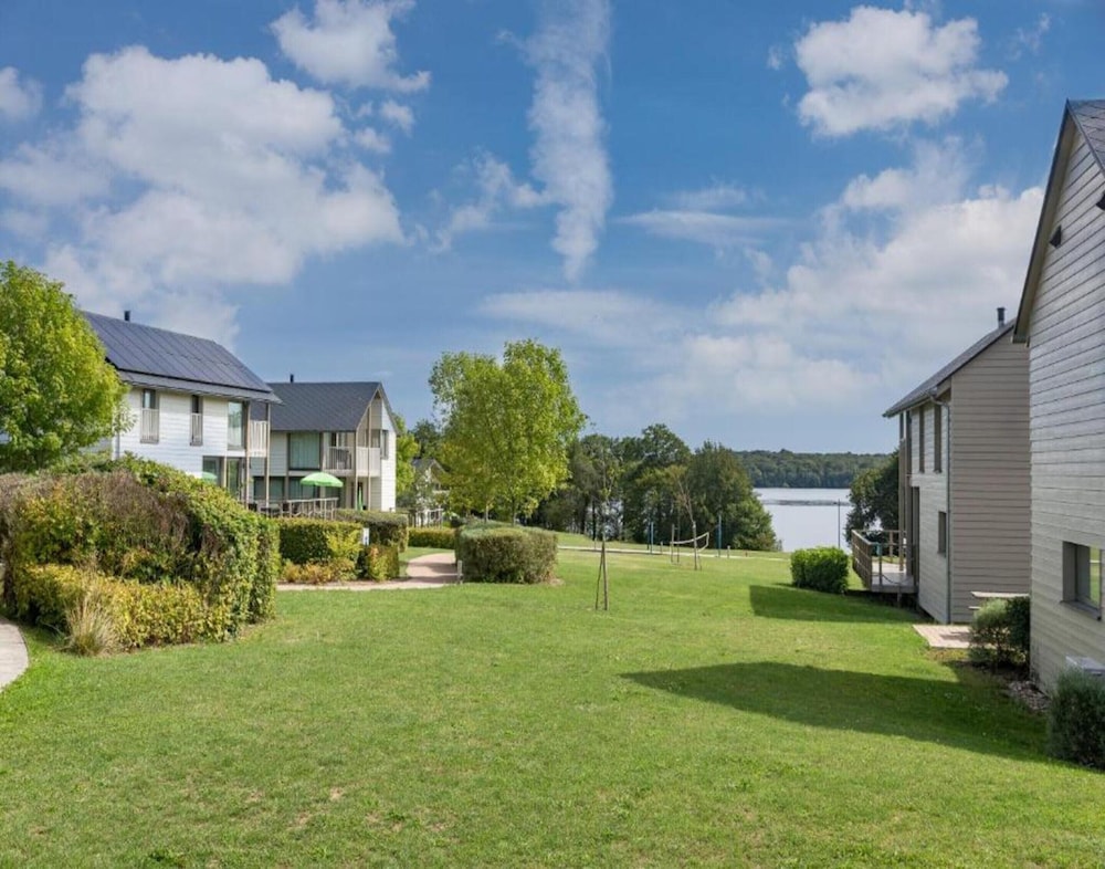 Spacious Villa Near Castle