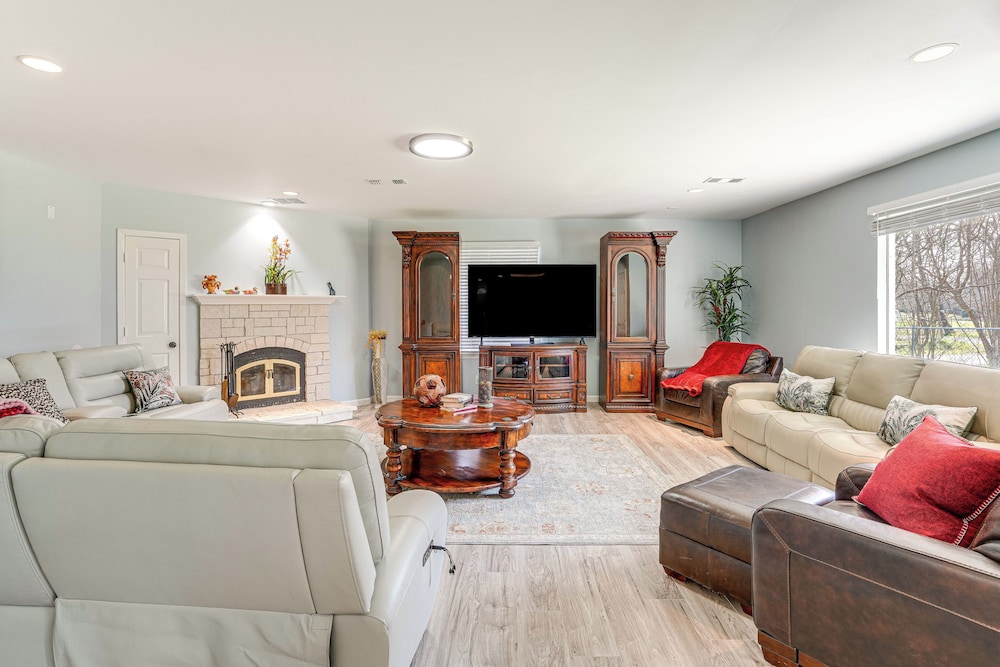 Hot Tub & Fenced Yard: Dog-friendly Gem in Denison